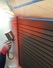 雨戸などの鉄部には錆び止めを塗布していきます。