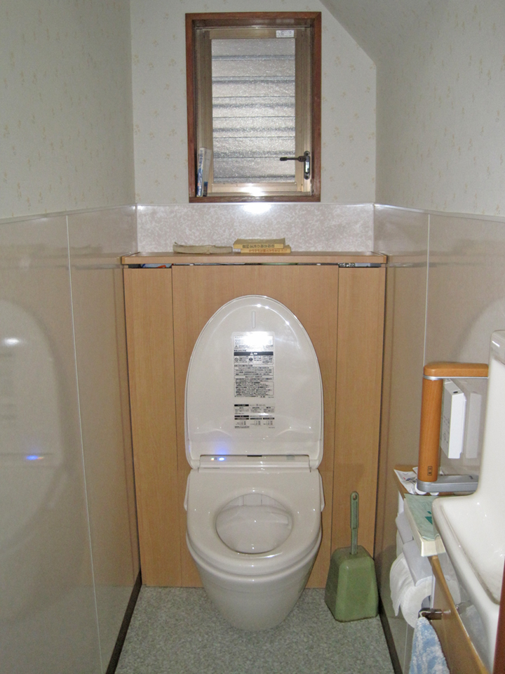 1階のトイレは、TOTOレストパルFという商品に交換しました。<br />
便器後方に収納があり、スッキリ！壁には手摺りも設置しました。