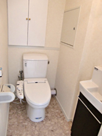 施工後の【トイレ】です。<br />
こちらも、白と茶色を基調にしたデザインでリフォームしました。<br />
手洗い場を分けて、収納を増設しました。