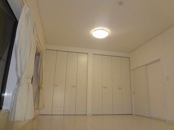事例２のアフター<br />
和室と押入れを洋室たっぷり収納に<br />
<br />
高さを活かしたたっぷり収納です。お客様のご希望の通り、白を基調に床材・建具を揃えました。