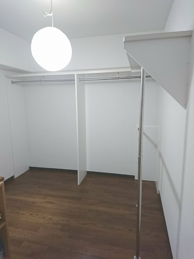 施工後です。お部屋の両端にパイプを設置、上部には棚を設置して以前より使いやすくスッキリ収納できるようになりました。