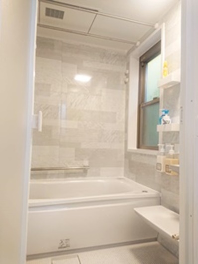 施工後です。TOTOサザナを設置しました。浴室壁は鏡面タイプのモダンな石目調のパネルで浴室をより明るく、浴槽や床もホワイト系で清潔感ある爽やかな空間になりました。