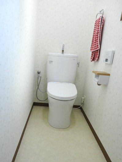 施工後です。トイレ空間が清潔感ある爽やかな空間に変わりました。トイレ本体は丸みがあり凹凸が少なくお掃除も簡単に、ウォシュレット便座は機能性も高く節水型トイレでエコで快適な空間になりました。