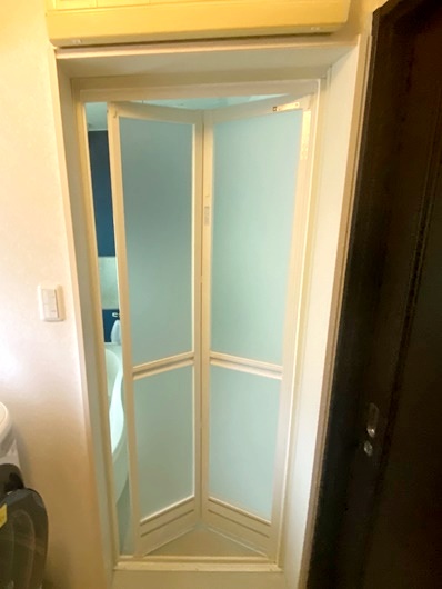 施工後です。既設枠にアタッチメント枠を設置して新しい浴室扉を設置しました。段差、有効開口部はほぼ施工前と変わらずキレイに一新しました。