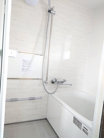 施工後です。タカラスタンダード「広ろ美ろ浴室」を設置しました。壁はタイルからパネルになり衛生的でスッキリした空間に床は防水パンを使用していて水漏れの心配もなくなりました。<br />
