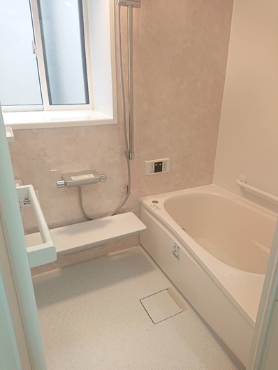 施工後です。タイル壁からパネルタイプになり浴室のお掃除もラクラク♪床は水はけもよく保温材で浴室全体が囲まれて機能性も優れ、暖かみある浴室になりました。