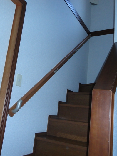 階段手摺を設置しました。設置により昇り降りの動作補助になり転倒防止にもなります。