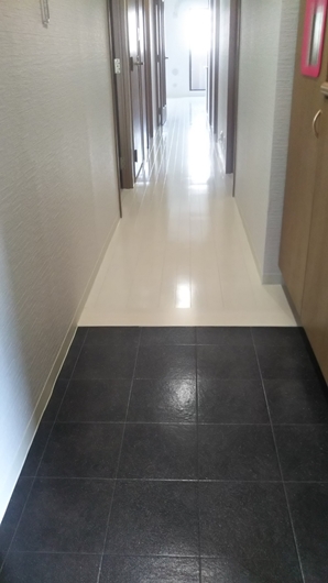 光沢ある廊下で明るい玄関に