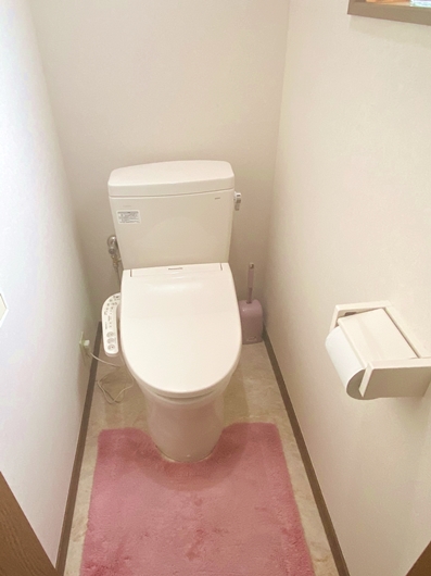 施工後です。トイレ本体が凹凸も少なく、今回は手洗いボウルもなくして全体的にシンプルでスッキリした感じのトイレにしました。クロス、床、紙巻き器も新しく爽やかなトイレ空間になりました。