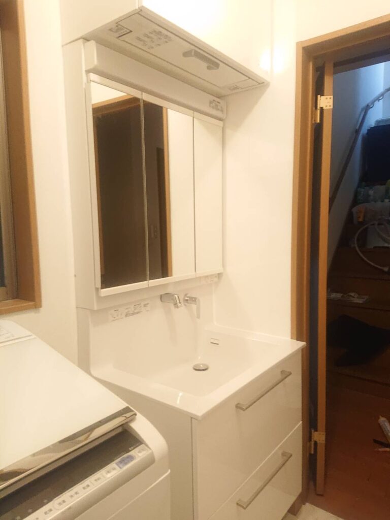 施工後です。TOTO洗面化粧台「オクターブ」を設置しました。引き出し式で出し入れもラクに、三面鏡で見やすく鏡面裏は収納部分もあり使いやすくなりました。洗面室全体が明るく爽やかな空間になりました。