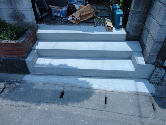 施工後です。コンクリートをひいてキレイに仕上がりました。新しい階段になり、安心して毎日通れるようになりました。