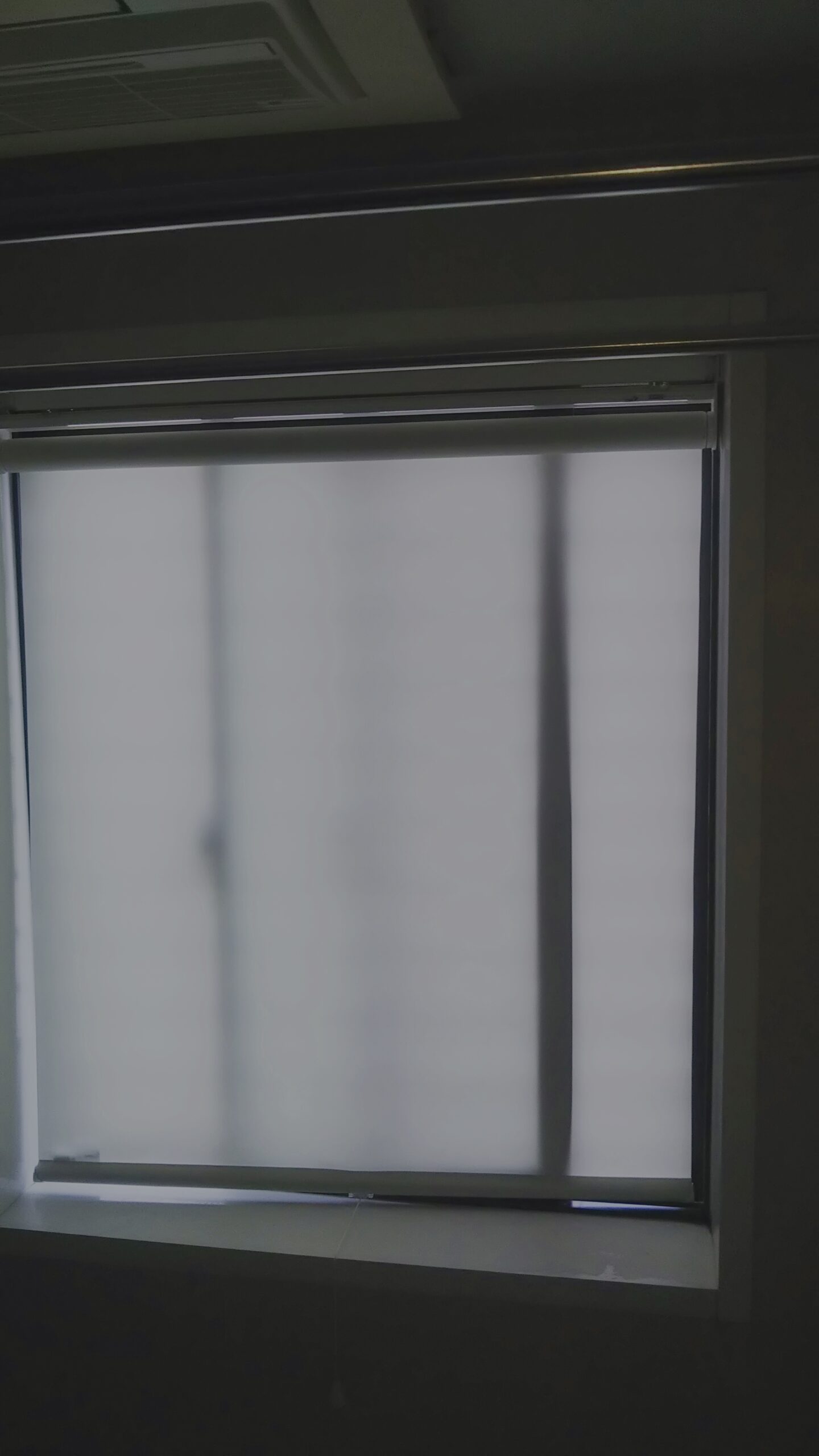 ロールスクリーンで窓辺もスッキリ！