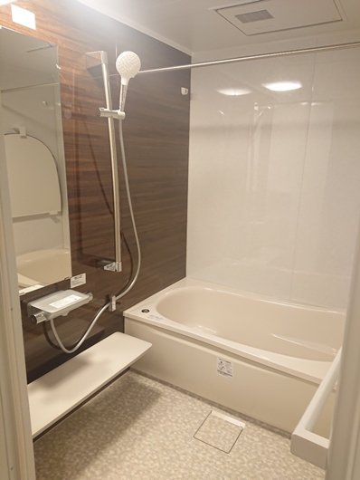 段差解消！アクセントパネルでオシャレな浴室空間