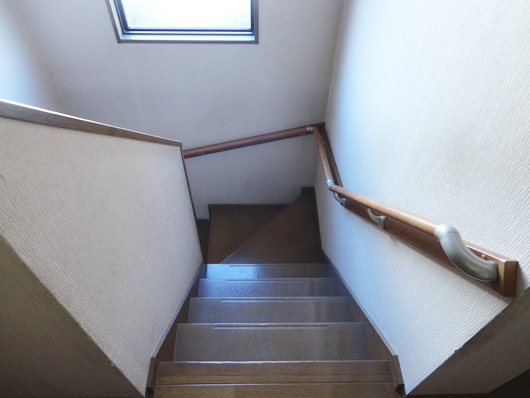 階段は壁に沿って手摺を設置しました。手摺を使って安心して階段を昇り降りできるようになりました。