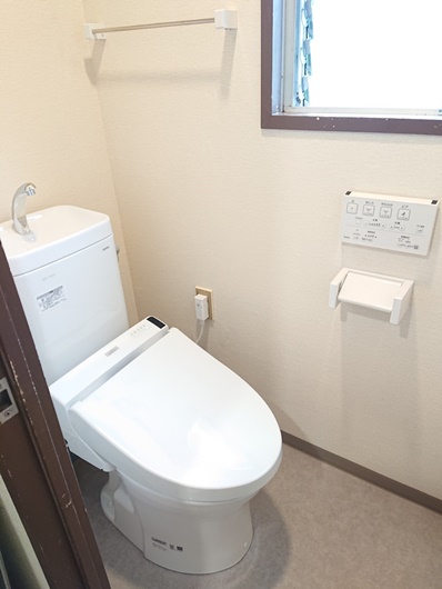 トイレ本体はTOTOピュアレストMR、便座はウォシュレットS1をお選びになりました。壁紙クッションフロアーも張替えて、明るく清潔感あふれる快適トイレにリフレッシュされました。