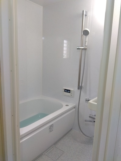 白を基調とした爽やかな浴室空間！