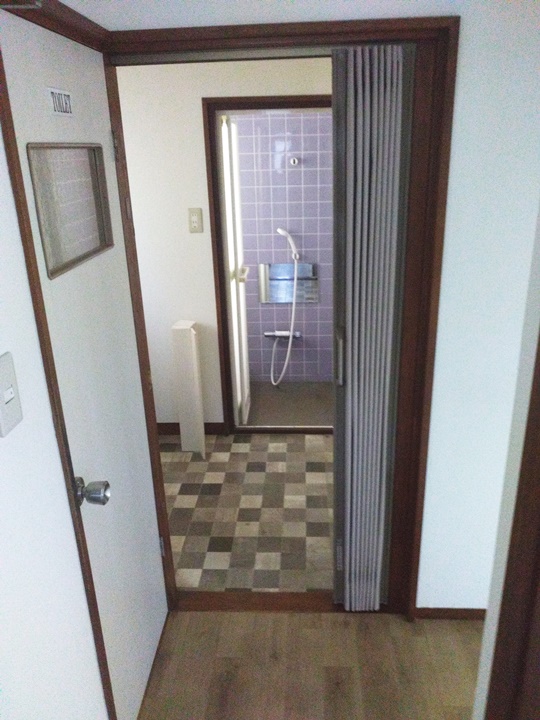 開き扉からアコーディオンカーテンで開閉ラクラク！