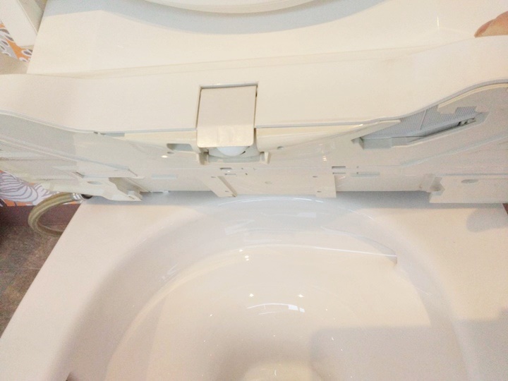 便座裏のお掃除をして毎日ピカピカトイレ！