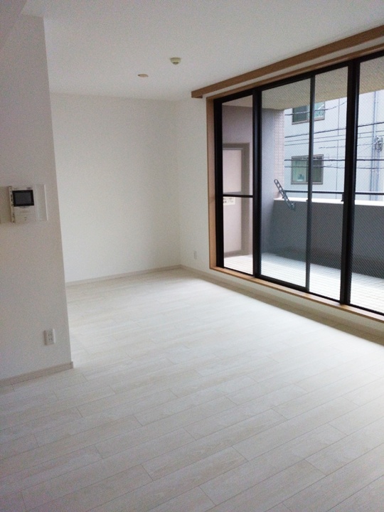 リビングの様子です。畳からフローリングにしてひとつの広いリビングになりました。