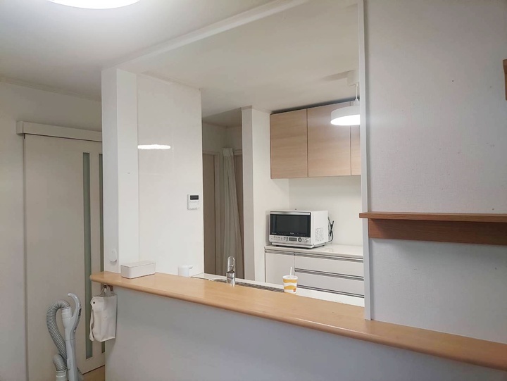 天井からの下り壁を撤去し、キッチン側に設置されていた吊戸棚は移設しました。キッチンからの視界が広がり開放的空間になりました。