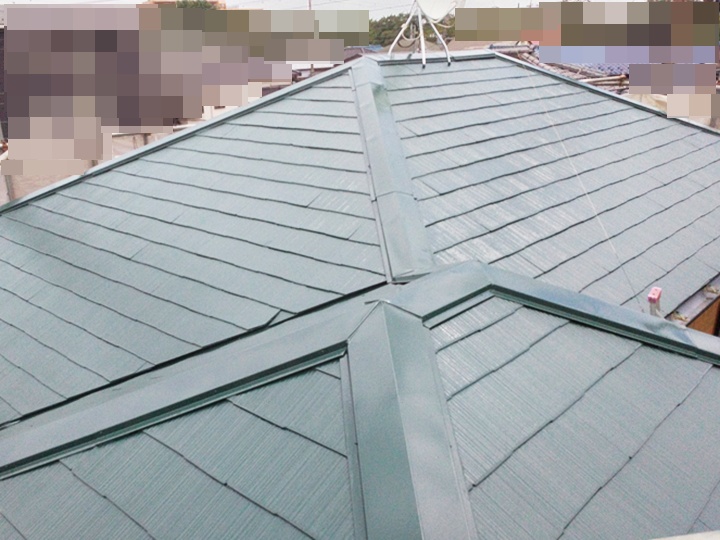 屋根の塗装はアステックペイント「スーパー遮熱サーモF」で塗装しました。高い遮熱性と紫外線に対する耐久性の効果があり、長く美しい景観を保ちます。