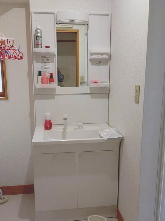 TOTOVシリーズです。節水型の水栓で、がシンク下もしっかり収納、鏡裏も小物類が保管できます。