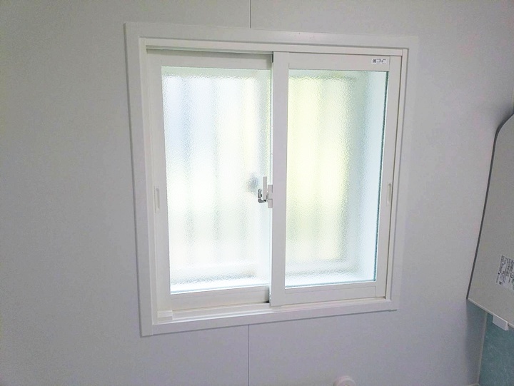 浴室の窓に内窓を設置しました。内窓にすることでより断熱効果がアップします。