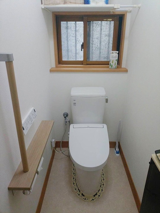 節水型トイレLIXILアメージュです。カウンター式の紙巻き器に手すりも設置しました。クロス、クッションフロアも張替えて爽やかな印象に仕上がりました。