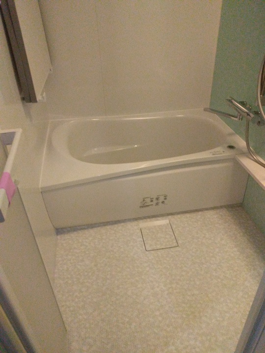 新しい浴槽は首にフィットするヘッドレストつきの浴槽でゆったりくつろげる空間に。浴槽のフチも出入り時に握りやすくなりました。床にも断熱材が入り足元の寒さも軽減されました。