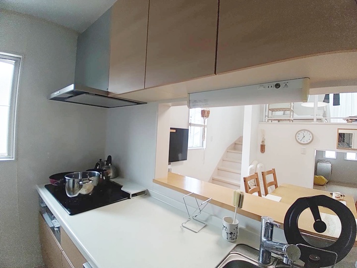 キッチン側からリビングを見た様子です。