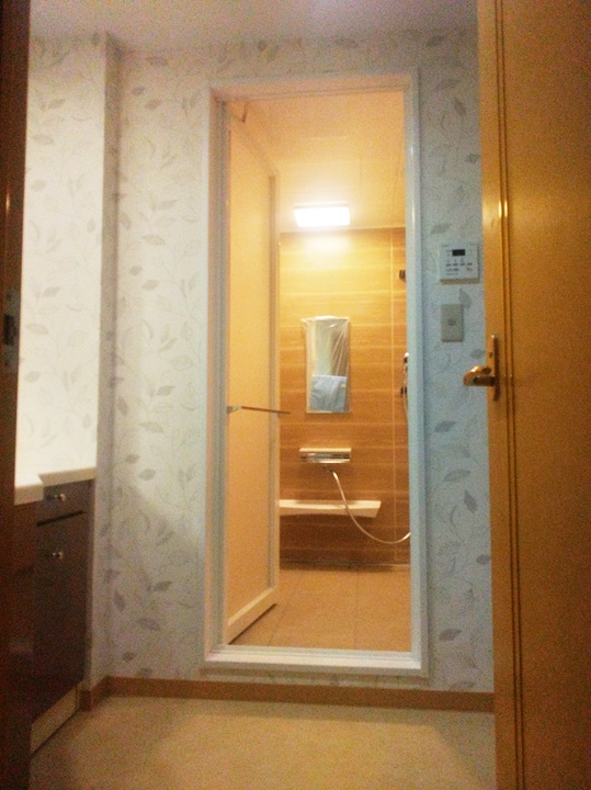 入口枠の段差も軽減され。出入りしやすくなりました。