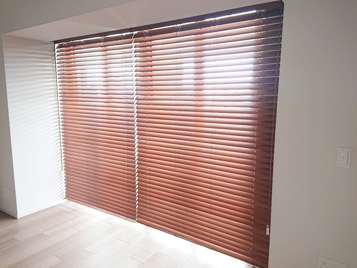 おしゃれなウッドブラインドで窓辺を演出