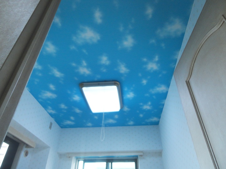 天井を空の柄に！クロス張替えリフォーム