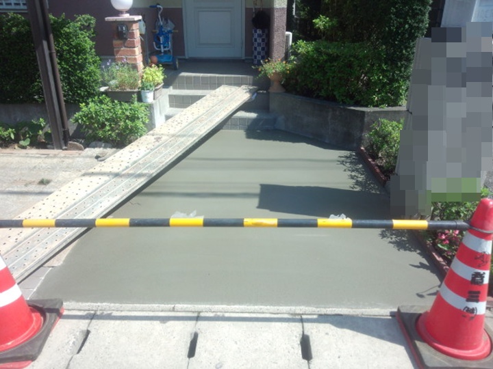 スッキリした印象の玄関アプローチに一新