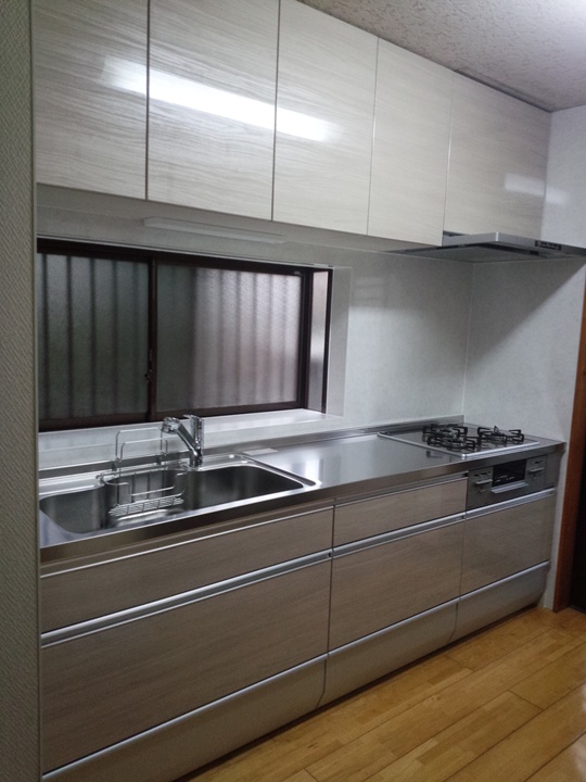 明るい木目調のキッチンで気分一新！