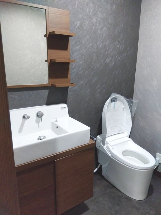 LIXIL「サティスS」落ち着きあるトイレ洗面室空間