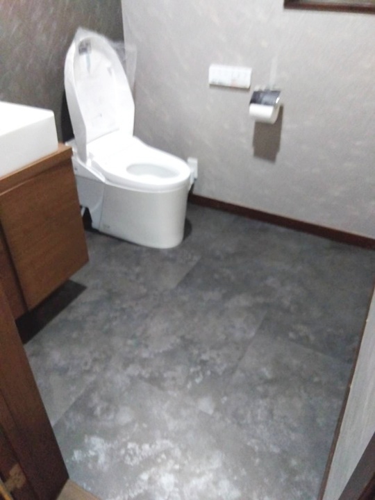 トイレ床はフロアタイルにしてお掃除しやすい空間に一新されました。