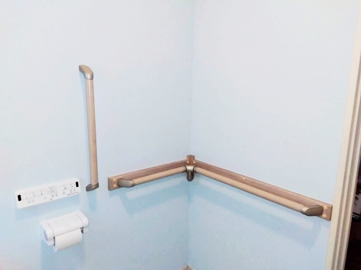 トイレコーナー部分はL時の手すりを設置。歩行しやすく、立ち座りの動作もとてもラクになりました。