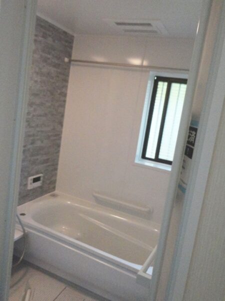 TOTO「サザナ」タイル張りから広々ユニットバスへ