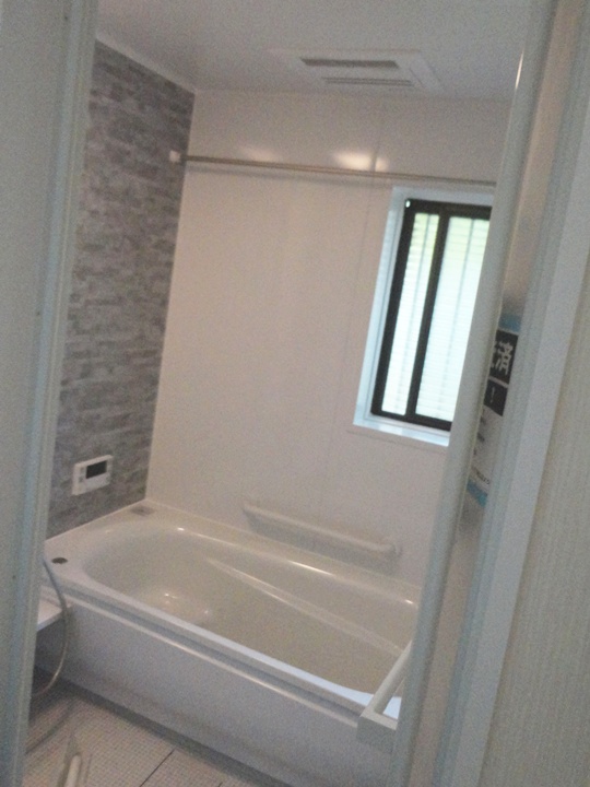 TOTO「サザナ」タイル張りから広々ユニットバスへ