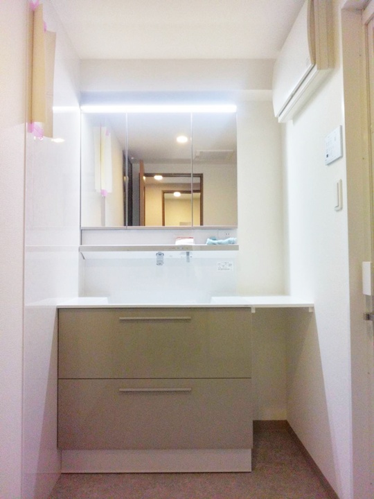 TOTOオクターブ間口900㎜になります。天井壁床も一新され明るく清潔感ある空間になりました。引き出しタイプでたっぷり収納できて出し入れの動作もラクになりました。