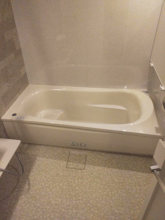 TOTOリモデルバス1620サイズになります。腰掛タイプの浴槽は半身浴もでき機能性もアップ。水はけの良い床で清掃性にも優れた浴室に一新されました。<br />
