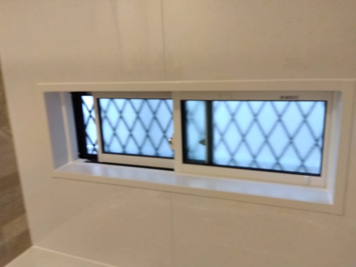 浴室窓はLIXIL「リプラス」浴室引違い窓を設置しました。窓が小さくなり浴室全体の断熱性がより高まりました。