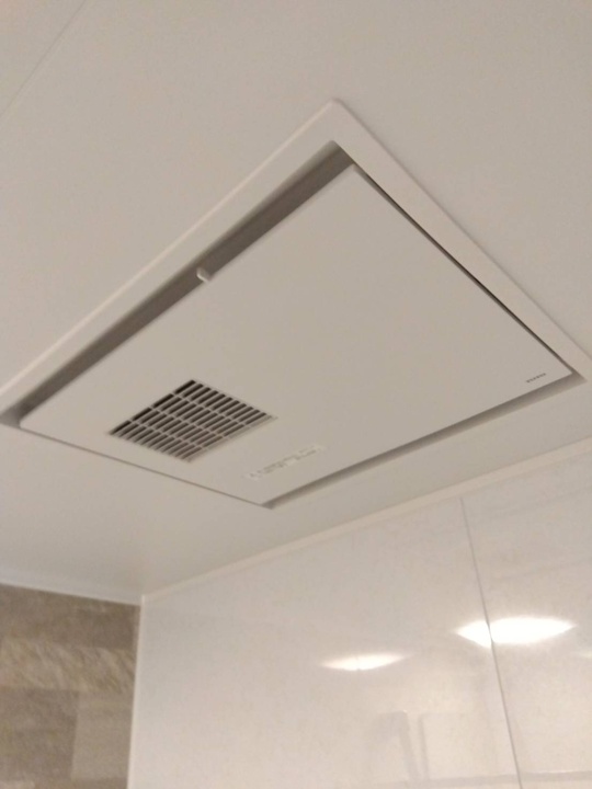 浴室換気乾燥暖房機を設置。寒い冬でも暖房機能があるので温かく過ごせます。