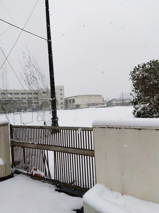グランド一面に降り積もる雪