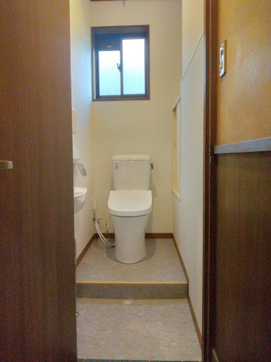 LIXIL「アメージュ」を設置しました。タイルを撤去し新たに壁紙を張り、スッキリした印象になりました。