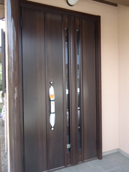 LIXILリシェント玄関ドア断熱K2タイプをお選びになりました。断熱仕様の玄関ドアで室内を快適に、深みのあるブラウンの玄関ドアが高級感ある空間を演出します。