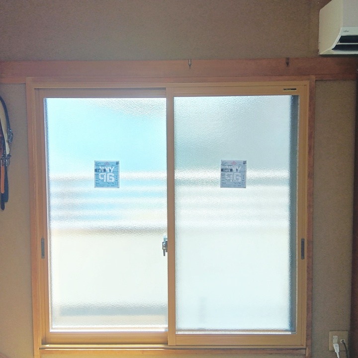 南側の窓にも同じく内窓low-e複層ガラスアルゴンガス入りの内窓を設置。Low-eにすることで外からの紫外線も軽減されます。