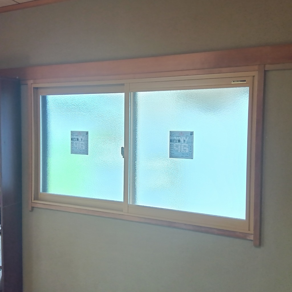 和室西側の内窓になります。同じくlow-e複層ガラスアルゴンガス入りの内窓になります。Low-eタイプにして西日も軽減されます。