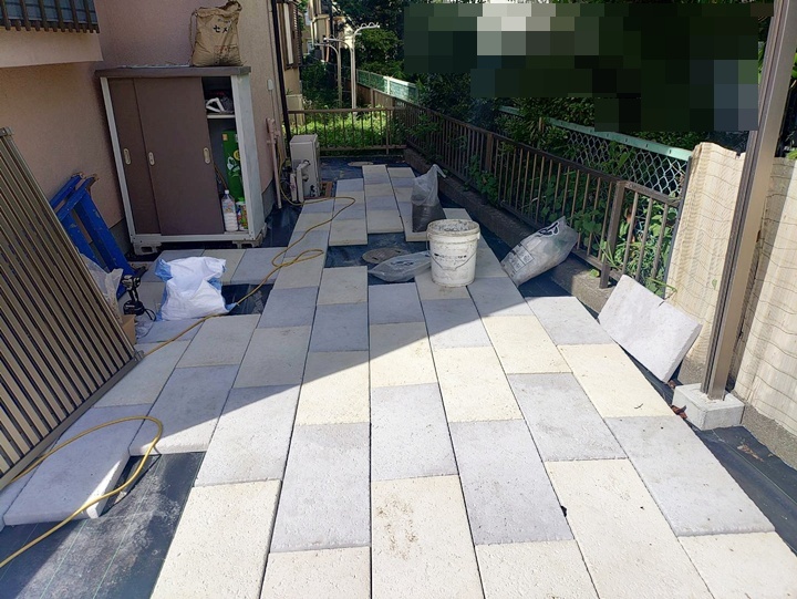 施工中の様子です。平板を順に敷いていきます。